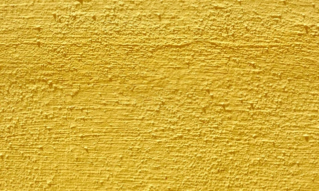 Gelb gestrichene Raufasertapete