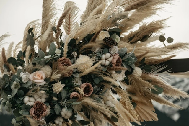 Blumenstrauß aus Trockenblumen mit Pampasgras