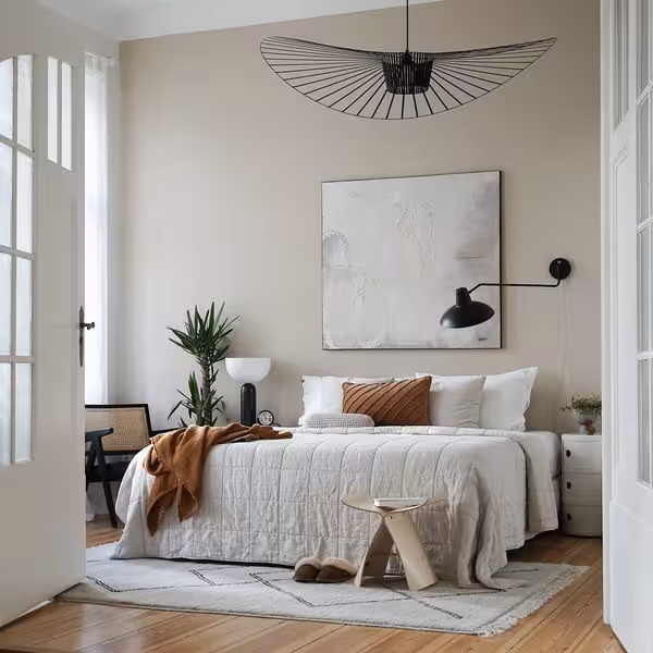 „Schön eingerichtetes Schlafzimmer mit einem großen, gemütlichen Bett – eine einladende Atmosphäre zum Entspannen und Wohlfühlen.“